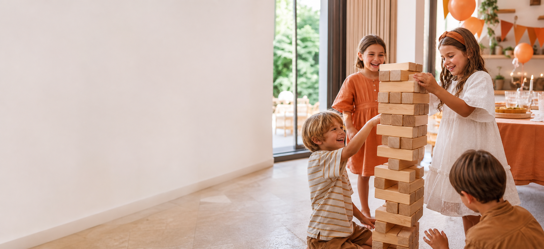 Kinderen spelen samen een XXL houten spel op een verjaardagsfeest